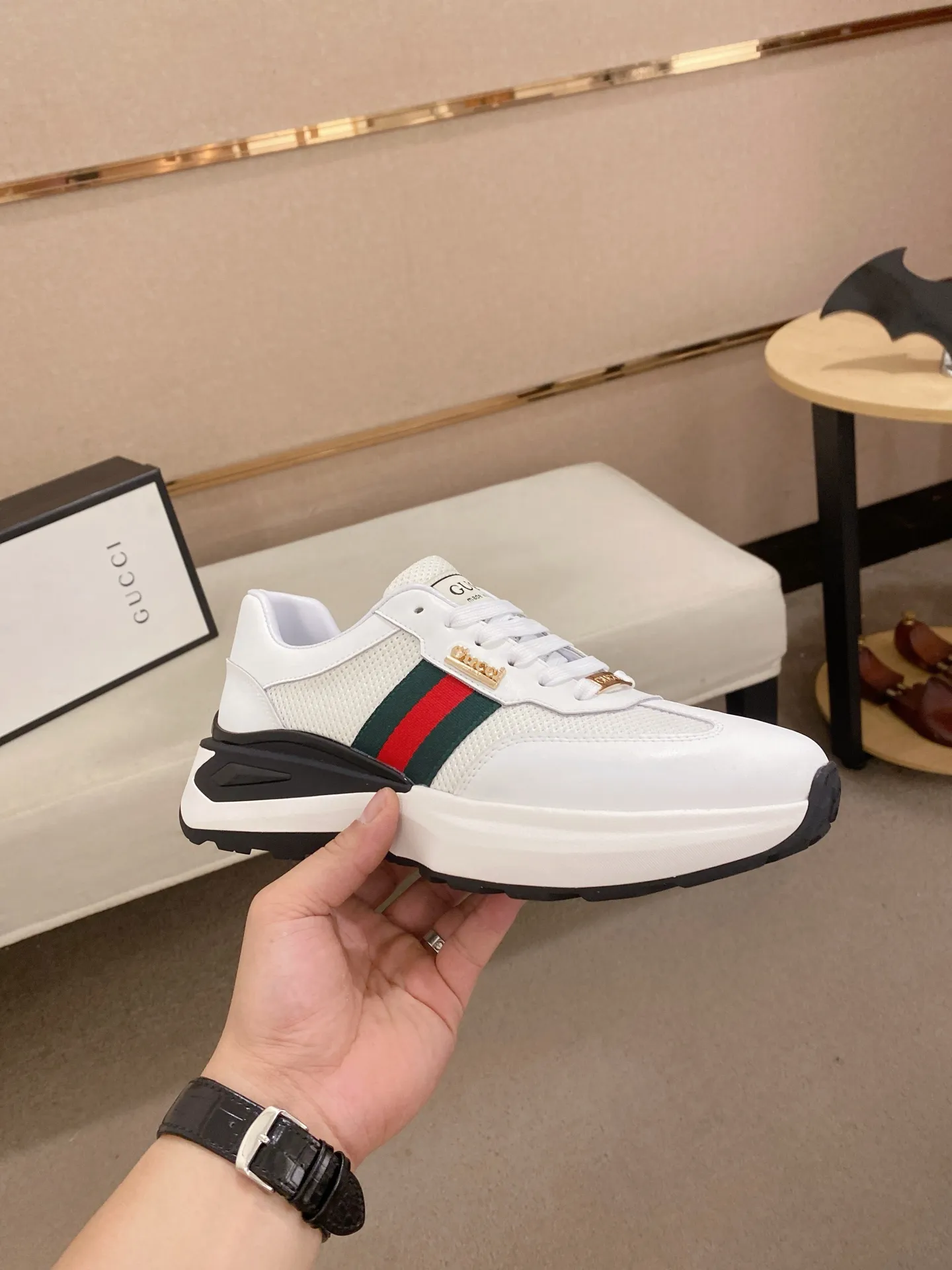 Men's shoes 💰 462💰The new GUCCI (Gucci) counters are launched simultaneously. The new men's shoes, 😘fabrics are selected from imported cowhide, and the lining is sheepskin lining. 👍🏿 High-end ☄️ air-cushion molded anti-slip rubber outsole, exquisite lines, simple and elegant, comfortable and high-end for leisure travel. Code number: 38 to 44 (45 can be customized and cannot be returned or exchanged)